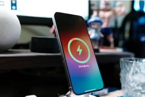 镇康苹果15换屏服务分享用什么充电器给iPhone15充电更好 
